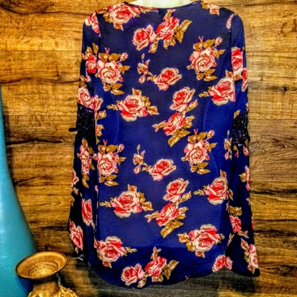 Rue21 Top Size S Floral High Low Bell Sleeve EUC - Picture 4 of 10